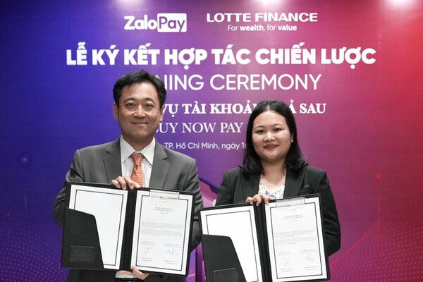 롯데카드의 베트남 현지 법인인 '롯데파이낸스 베트남'은 지난해 4월 베트남 전자지갑 회사인 '잘로페이'와 함께 BNPL 서비스 출시를 위한 MOU를 체결했다. 사진은 협약 체결식 이후 공성식 롯데파이낸스 베트남 법인장(왼쪽), 레 란 찌 잘로페이 대표(오른쪽)가 기념사진을 촬영하는 모습. / 롯데카드 제공