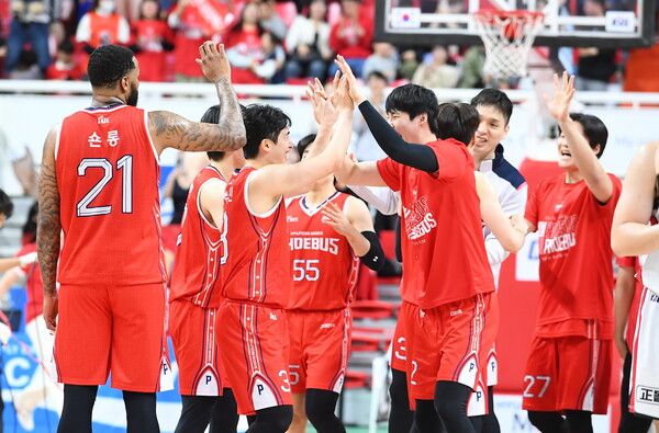 울산 현대모비스 선수들이 활짝 웃고 있다. /KBL 제공