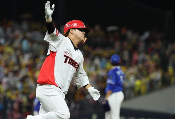 21일 광주 기아챔피언스필드에서 열린 2024 신한 SOL뱅크 KBO 포스트시즌 한국시리즈 1차전 삼성 라이온즈와 KIA 타이거즈의 경기. 2회말 2사 KIA 김선빈이 타격 후 타구가 담장을 넘어간 것으로 생각한 뒤 세리머니를 하고 있다. 결과는 비디오판독 끝 3루타. /연합뉴스