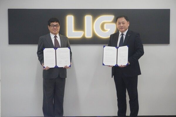 지난&nbsp;15일 LIG넥스원 서울사무소에서 ‘국방 AI 및 무인체계 보안 기술 적용 협력을 위한 업무협약’을 체결한 최종진 LIG넥스원 미래전장사업부문장(오른쪽)과 황수익 시큐리티플랫폼 대표이사가 기념사진을 촬영하고 있다./&nbsp;LIG넥스원