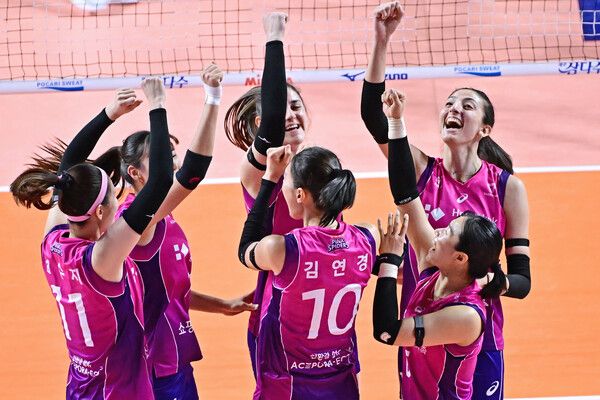 김연경(10번)을 비롯한 흥국생명 선수들이 환호하고 있다. /한국배구연맹 제공