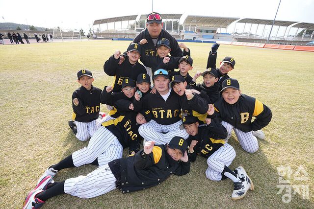 13일 충청남도 서천군 서천종합운동장 내 공설운동장(연식전용)에서 한국스포츠경제와 한스경제가 주최하고 대한유소년야구연맹이 주관하는 \'제9회 한국컵 전국유소년아구대회\'가 열렸다. 꿈나무(현무)리그 파주BTAC 유소년야구단이 승리를 만끽하며 기념촬영을 하고 있다. /서천=최대성 기자 dpdaesung@sporbiz.co.kr 2025.04.13.