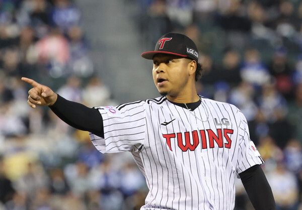 15일 서울 잠실야구장에서 열린 프로야구 삼성 라이온즈와 LG 트윈스의 경기. 3이닝을 무실점 호투로 마친 LG 에르난데스가 기뻐하고 있다. /연합뉴스