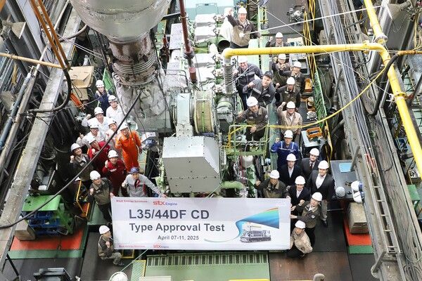 지난 11일 STX엔진 창원 본사에서 개최된 ‘L35/44DF CD’ 형식 승인 시험 완료 기념식./STX엔진