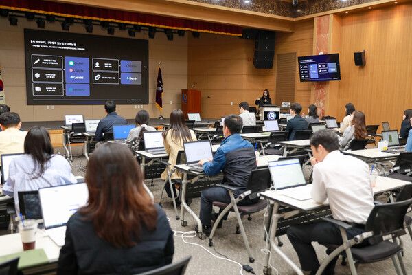 울산항만공사는 직원들의 디지털 역량 강화를 위해 17일 공사 다목적홀에서 챗GPT를 활용한 실무 교육을 실시했다./울산항만공사