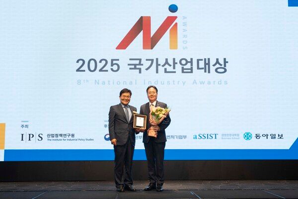 이영호 에쓰오일 영업전략부문장(오른쪽)이 17일 열린 ‘2025 국가산업대상’ 시상식에서 박기찬 산업정책연구원장과 기념 촬영을 하고 있다./에쓰오일