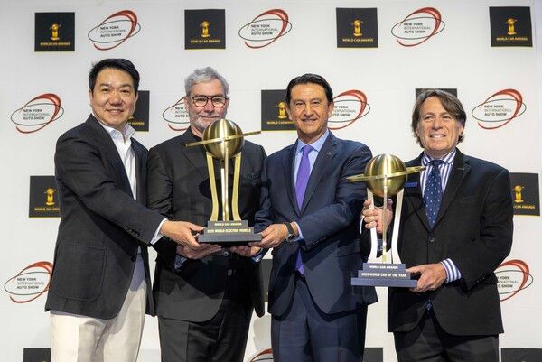 16일(현지시각) 미국 뉴욕 국제 오토쇼에서 열린 2025 월드카 어워즈에서 (왼쪽부터)이상엽&nbsp;현대제네시스글로벌디자인담당&nbsp;부사장,&nbsp;루크&nbsp;동커볼케&nbsp;현대차그룹&nbsp;CDO(글로벌디자인본부장)&nbsp;겸&nbsp;CCO(최고크리에이티브책임자)&nbsp;사장,&nbsp;호세&nbsp;무뇨스&nbsp;현대차&nbsp;대표이사&nbsp;사장,&nbsp;스티븐&nbsp;센터&nbsp;기아&nbsp;미국법인&nbsp;최고운영책임자(COO)가 시상식에서 기념 촬영을 하고 있다./&nbsp;현대자동차그룹