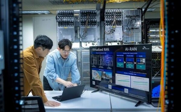 SKT 구성원들이 분당사옥에서 네트워크 AI 관련 연구를 진행하는 모습. / SKT