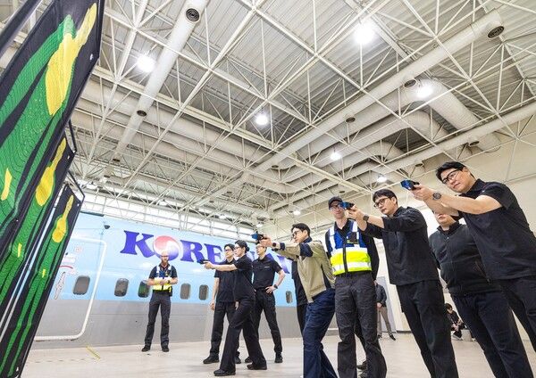 대한항공은 기내 난동 승객 대응을 위해 객실 안전 교관을 대상으로 에어테이저(발사식 전자충격기) 전문 교관 양성 교육을 실시했다. / 대한항공