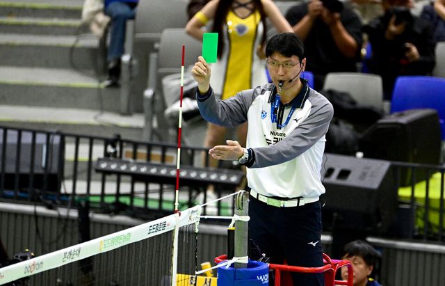경기 중 심판이 그린카드를 꺼내고 있다. /한국배구연맹 제공