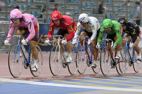 광명스피돔에서 특선급 선수들이 경주를 펼치고 있다. /국민체육진흥공단 제공