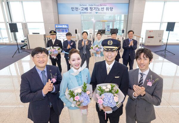 대한항공 최정호 부사장(왼쪽에서 첫 번째), 시미즈 유이치 일본정부관광국 서울사무소장(오른쪽에서 첫 번째) 등 주요 관계자들이 KE731편 운항·객실 승무원들과 기념사진을 촬영하는 모습 / 대한항공