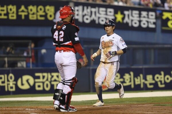두산 베어스 정수빈(오른쪽). /구단 제공