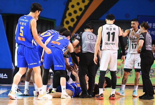 서울 삼성과 원주 DB 선수들이 뒤엉켜 있다. /KBL 제공