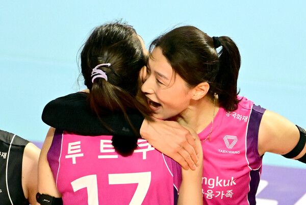 프로배구 V리그 여자부 흥국생명 김연경과 투트쿠. /한국배구연맹 제공