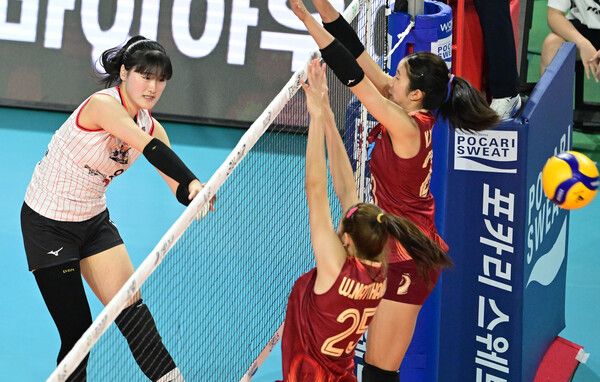 한국-태국 올스타 슈퍼매치에 나선 이주아(왼쪽). /한국배구연맹 제공