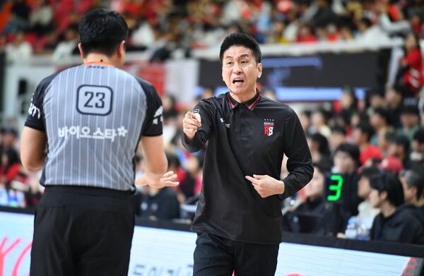 김상식 안양 정관장 감독(오른쪽). /KBL 제공