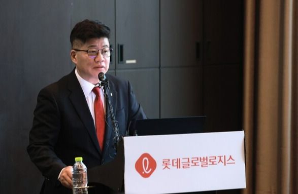 강병구 롯데글로벌로지스 대표가 21일 여의도에서 열린 IPO 기자 간담회에서 발표하고 있다./롯데글로벌로지스