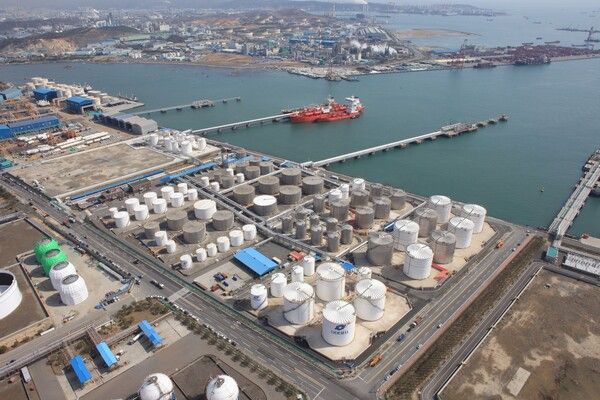 울산항에 위치한 오드펠터미널코리아의 상업용 탱크터미널 저장시설./울산항만공사