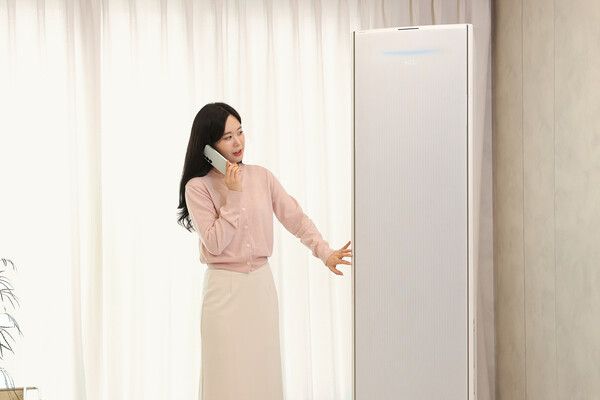 삼성 'AI 구독클럽' 가입 고객이 'AI 사전 케어 알림' 서비스를 받고 제품을 살펴보고 있다./삼성전자&nbsp;