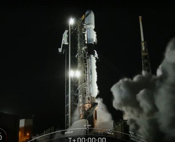 22일&nbsp;오전&nbsp;9시&nbsp;48분(한국시간)&nbsp;미국&nbsp;플로리다주&nbsp;케이프&nbsp;커너베럴&nbsp;우주군기지에서&nbsp;대한민국&nbsp;정찰위성&nbsp;4호기가&nbsp;실린&nbsp;스페이스X사의&nbsp;팰컨-9&nbsp;발사체가&nbsp;발사되고&nbsp;있다./스페이스X