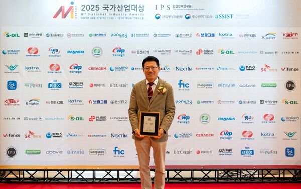 김기태 보람상조 영업부문 대표이사가 국가산업대상을 수상한 뒤 기념촬영을 하고 있다./보람그룹