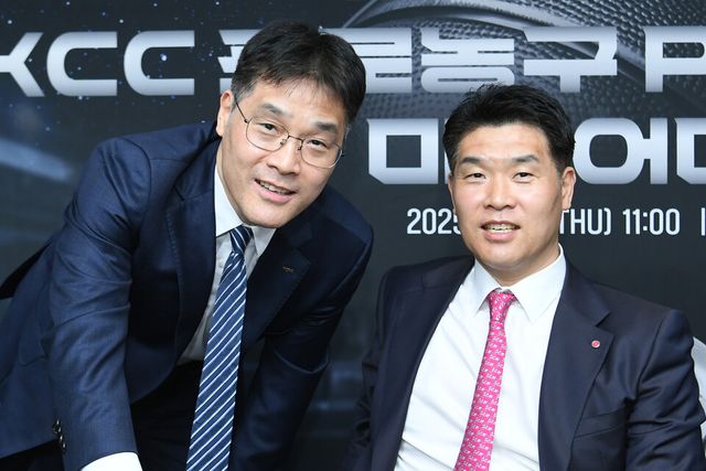 프로농구 울산 현대모비스의 사령탑 '동생' 조동현 감독(왼쪽)과 창원 LG를 이끌고 있는 '형' 조상현 감독. /KBL 감독