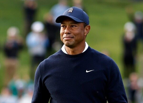 타이거 우즈가 먼 곳을 바라보고 있다. /PGA 투어 페이스북