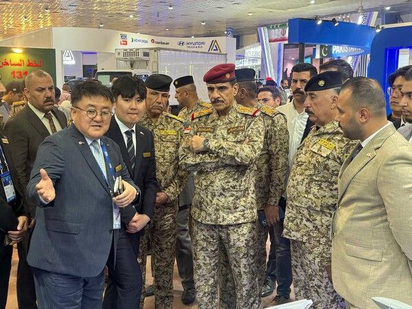 한국항공우주산업(KAI)이 'IQDEX 2025'에 참가했다. 이라크군&nbsp; 합동참모총장이 KAI 부스를 방문해 회사 관계자로부터 설명을 듣고 있다./KAI