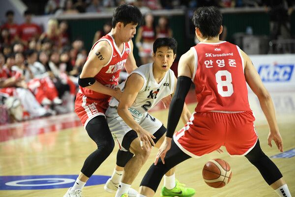 프로농구 수원 KT 소닉붐 허훈(가운데). /KBL 제공