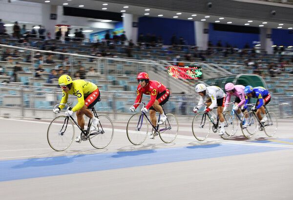 광명스피돔에 출전한 선수들이 마지막바퀴를 남겨두고 선두권 진입을 노리고 있다. /국민체육진흥공단 제공