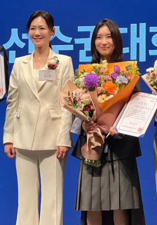 이수경 대한빙상경기연맹 회장과 김길리(오른쪽). /700크리에이터스 제공