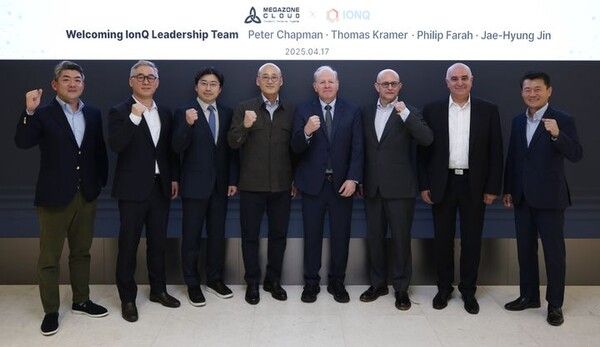 17일 메가존클라우드 서울 역삼동 연락사무소에서 메가존클라우드와 아이온큐 관계자들이 시장 확대방안에 대한 협력 논의를 마친 뒤 기념 촬영을 하고 있다. (왼쪽부터) 메가존클라우드 황인철 CRO, 김동호 CQO, 이주완 이사회 의장, 염동훈 대표, 아이온큐 피터 채프먼 이사회 의장, 토머스 크레이머 CFO, 필립 파라 부사장, 진재형 한국 지사장./ 메가존클라우드
