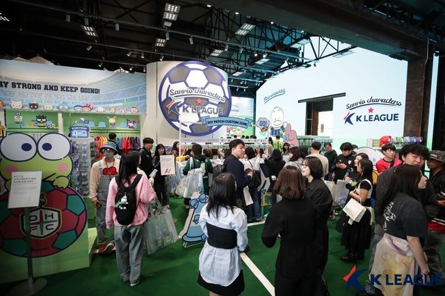 1차 팝업스토어가 열린 서울 ‘무신사 스토어 성수@대림창고’에 가득 모인 K리그 팬들. /한국프로축구연맹 제공