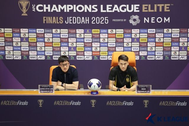 24일 킹 압둘라 스포츠 시티 스타디움 보조구장에서 열린&nbsp;2024-2025&nbsp;아시아축구연맹(AFC) 챔피언스리그 엘리트(ACLE) 8강 사전 기자회견에 나선 이정효 감독(왼쪽)과 헤이스. /한국프로축구연맹 제공