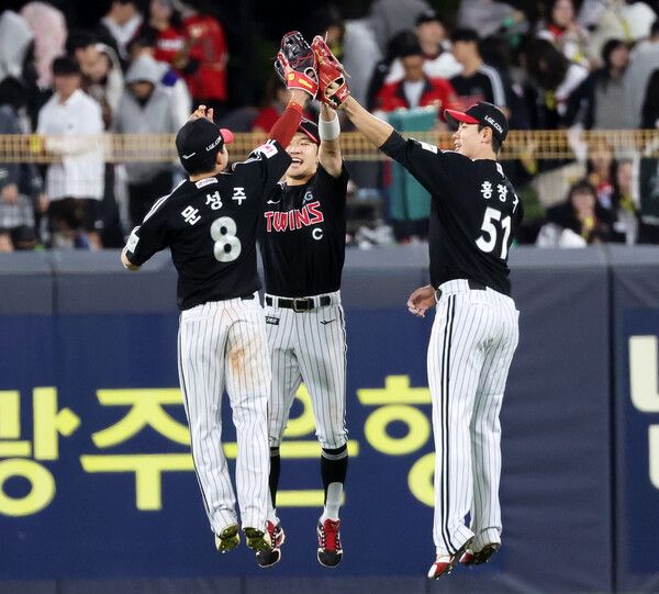 25일 광주기아챔피언스필드에서 열린 프로야구 LG 트윈스와 KIA 타이거즈의 경기. LG 선수들이 KIA를 6-5로 누르고 승리 세리머니 하고 있다. /연합뉴스