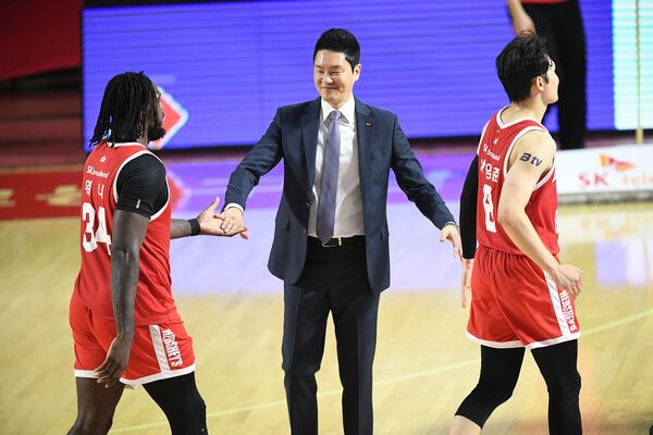 전희철 서울 SK 나이츠 감독(가운데). /KBL 제공
