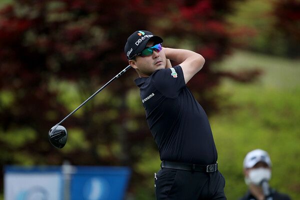 '캐나다 교포' 이태훈이 한국프로골프(KPGA) 투어 우리금융 챔피언십(총상금 15억원) 3라운드서 단독 선두에 올랐다. /KPGA 제공