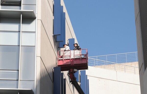 지난달 경남 창원시 마산회원구 창원NC파크 구조물 추락사고로 관중이 숨진 사고와 관련 경찰과 국립과학수사연구원 등이 8일 정상적으로 매달린 구조물을 보면서 현장 합동 감식을 진행하고 있다. /연합뉴스