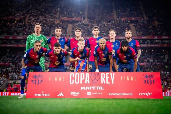 FC바르셀로나 선수들이 국왕컵 우승 기념 사진을 찍고 있다. /구단 페이스북