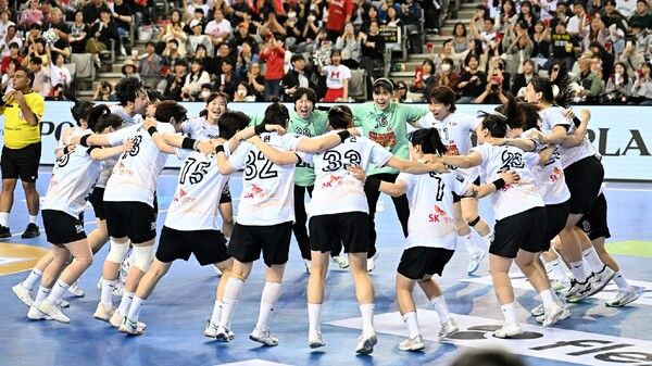SK슈가글라이더즈 선수들이 경기 종료 후 우승 세레모니를 하고 있다. /한국핸드볼연맹 제공