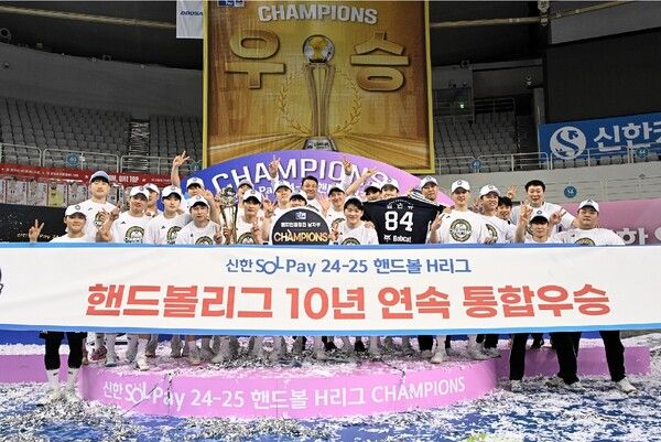 신한 SOL 페이 2024-2025 핸드볼 H리그 남자부 챔피언 두산 선수단의 모습. /한국핸드볼연맹 제공