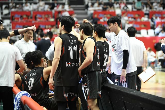 프로농구 수원 KT가 27일&nbsp;수원KT아레나에서 열린 2024-2025 KCC 프로농구 4강 PO 3차전에서 서울 SK를 77-64로 꺾었다.&nbsp; /KBL 제공