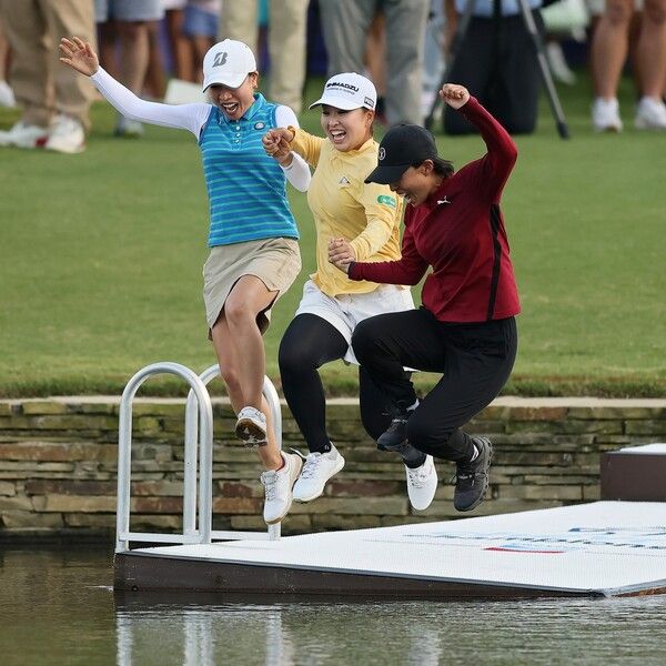 호수에 뛰어 드는 셰브론 챔피언십 우승자 사이고 마오(가운데). /LPGA 페이스북