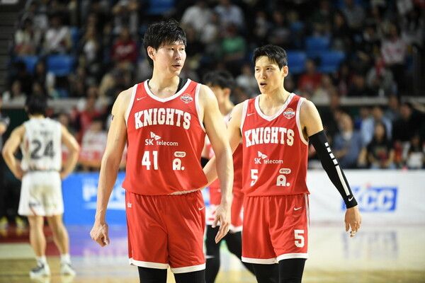 서울 SK 오세근(왼쪽)과 김선형. /KBL 제공