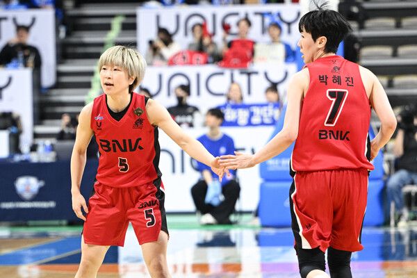 BNK 안혜지(왼쪽)와 박혜진. /WKBL 제공