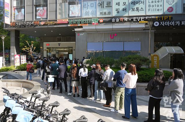 SK 유심 대란 사태 이튿날인 29일 오전 서울 광화문의 한 SK텔레콤 공식 인증 대리점을 찾은 시민들이 유심 교체를 위해 대기하고 있다. /최대성 기자 dpdaesung@sporbiz.co.kr 2025.04.29.