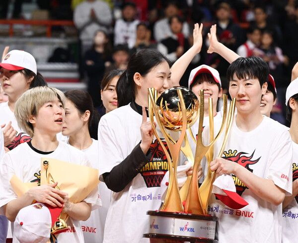 왼쪽부터 순서대로 부산 BNK 썸의 안혜지와 박정은 감독, 박혜진. /WKBL 제공