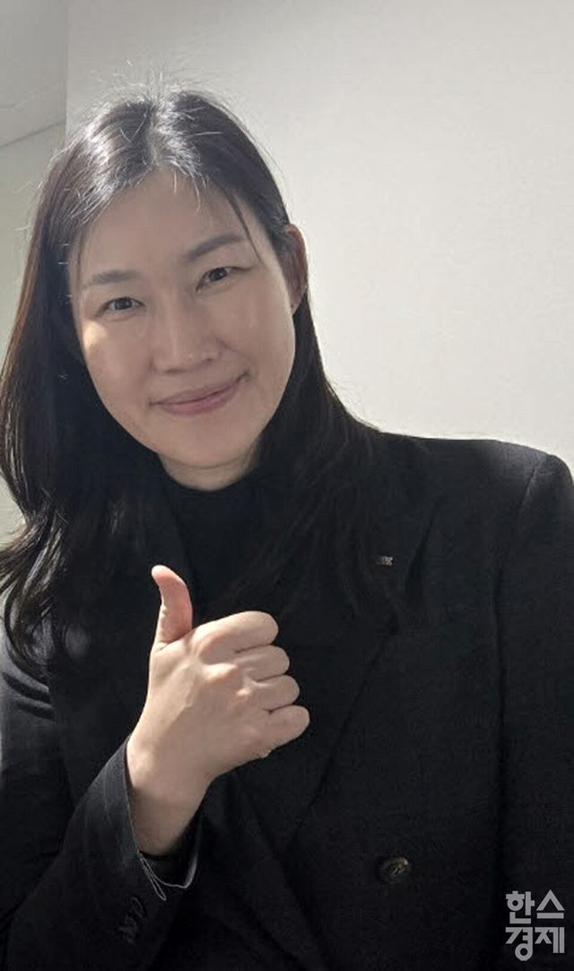 박정은 부산 BNK 썸 감독이 최근 본지와 인터뷰를 한 후 엄지를 치켜세우고 있다. /박종민 기자