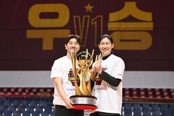 부부 사이인 배우 한상진(왼쪽)과 박정은 BNK 감독. /WKBL 제공